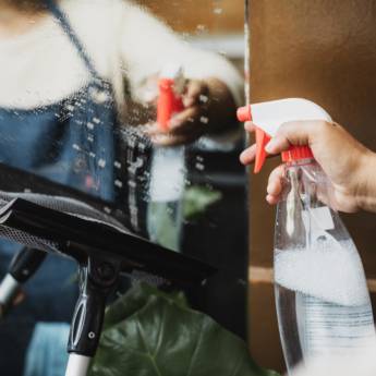 Comprar o produto de Limpeza de vidros em Bauru  em Limpeza Geral em Bauru, SP por Solutudo