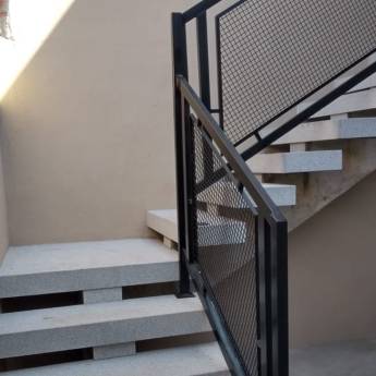 Comprar o produto de Escada externa toda revestida com granito Cinza andorinha apicoado em Granito em Tietê, SP por Solutudo
