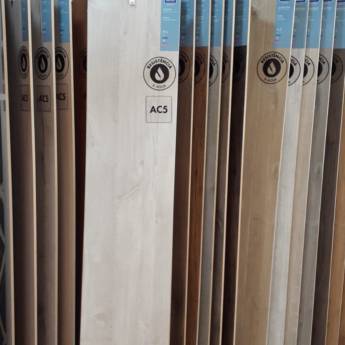 Comprar o produto de Pisos laminados Quick step (Resistente a água.) em Pisos e Revestimentos em Juiz de Fora, MG por Solutudo