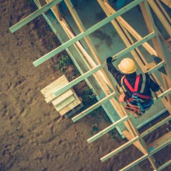 Comprar o produto de Treinamento NR 35 Trabalho em Altura em Cursos de Segurança do Trabalho em Frutal, MG por Solutudo