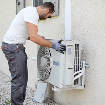 Comprar o produto de Manutenção de Ar condicionado em Ar Condicionado em Marília, SP por Solutudo