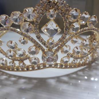 Comprar o produto de Coroa Dourada com Pedrarias em Acessórios para Noiva em Bauru, SP por Solutudo