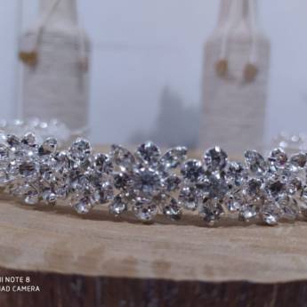 Comprar o produto de Tiara Prateada Formato em Flor em Acessórios para Noiva em Bauru, SP por Solutudo