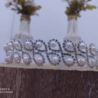 Comprar o produto de Tiara Prateada Formato Infinito Inclinado em Acessórios para Noiva em Bauru, SP por Solutudo