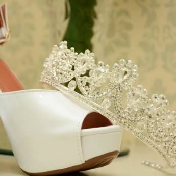 Comprar o produto de Coroa Prateada com Pedrarias  em Acessórios para Noiva em Bauru, SP por Solutudo