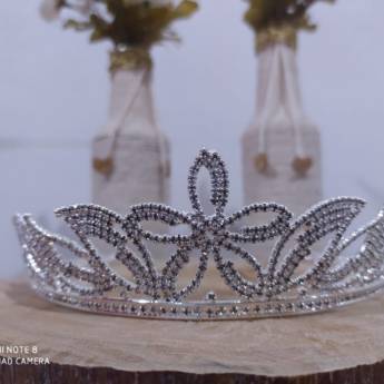 Comprar o produto de Coroa Prateada com Desenho de Flor Central em Acessórios para Noiva em Bauru, SP por Solutudo