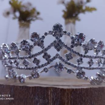 Comprar o produto de Coroa Prateada com Pedrarias e Topo Central em Acessórios para Noiva em Bauru, SP por Solutudo