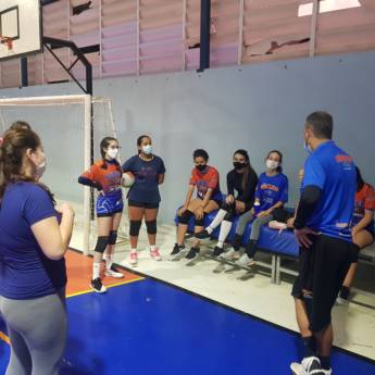 Comprar o produto de Turma 6teens (15 a 20 anos) em Aulas de Volei em Jundiaí, SP por Solutudo