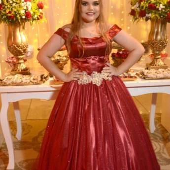 Comprar o produto de Vestido de Debutante Vermelho com Dourado em Vestidos de 15 Anos em Bauru, SP por Solutudo