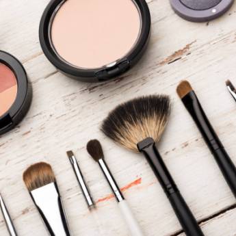 Comprar o produto de Maquiadora em Salões de Beleza em Guarantã do Norte, MT por Solutudo