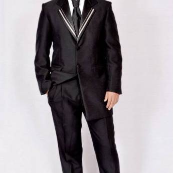 Comprar o produto de Terno preto para noivo com joia na gravata e chapéu em Bauru  em Ternos em Bauru, SP por Solutudo