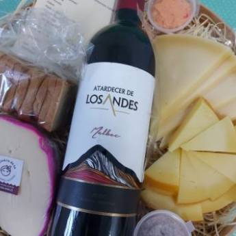 Comprar o produto de Caixa de Queijos e Vinho em Cestas em Jundiaí, SP por Solutudo
