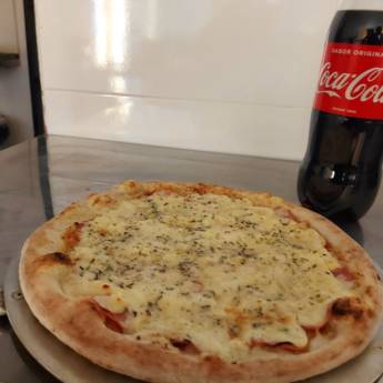 Comprar o produto de 1 PIZZA GRANDE + 1 REFRIGERANTE 2L em Pizzas em Belo Horizonte, MG por Solutudo
