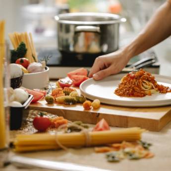 Comprar o produto de Cozinheira chef em Cozinheiros - Chefs de Cozinha em Ribeirão Pires, SP por Solutudo