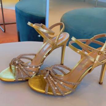 Comprar o produto de Sandália Cristal Ouro em Calçados Femininos em Vilhena, RO por Solutudo