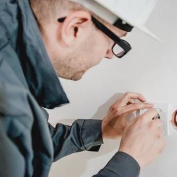 Comprar o produto de Reparo de tomada em Eletricistas em São Paulo, SP por Solutudo