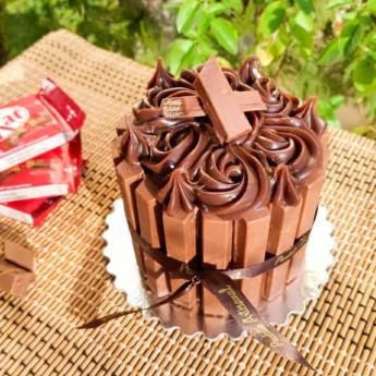 Comprar o produto de Mini bolo de chocolate recheado de brigadeiro tradicional e Kit Kat em volta - Bauru em Bolos em Bauru, SP por Solutudo