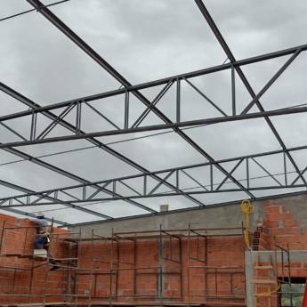Comprar o produto de Estruturas Metálicas – Durabilidade e Versatilidade em Louveira/SP em Estruturas Metálicas pela empresa Paint Evolution Airless Spray Reformas e Construção em Louveira, SP por Solutudo