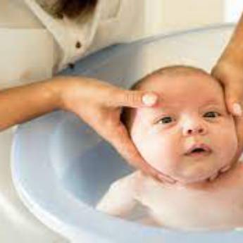 Comprar o produto de Banho de Balde Xô Cólica - Como dar banho de balde em Bebê em Bebês em Aracaju, SE por Solutudo