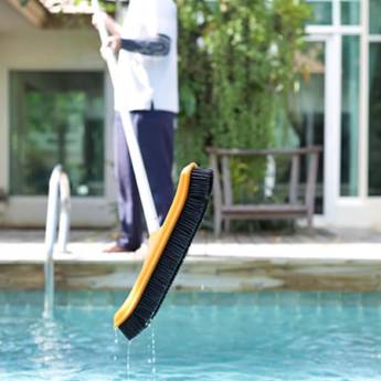 Comprar o produto de Piscineiro  em Limpeza de Piscinas em Salvador, BA por Solutudo