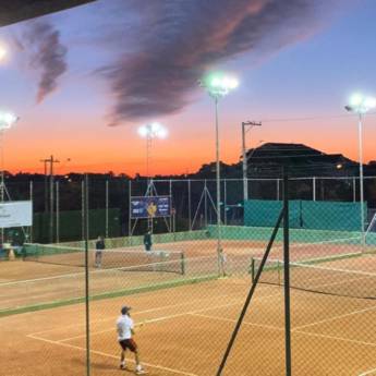 Comprar o produto de Aula de Tênis de Quadra em Aulas de Tennis em Atibaia, SP por Solutudo