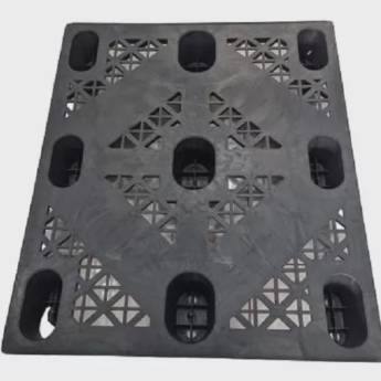 Comprar o produto de Pallet Plástico Vazado 1,00m X 1,20m Reforçado Preto em Pallets em Bauru, SP por Solutudo