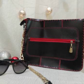 Comprar o produto de Bolsa Transversal em couro legítimo cor preta/vermelha - Bauru em Bolsas em Bauru, SP por Solutudo