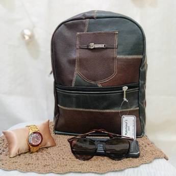 Comprar o produto de Mochila (pequena) em couro legítimo, preta com café - Bauru em Bolsas em Bauru, SP por Solutudo