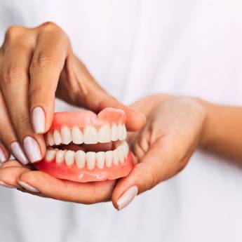 Comprar produto Próteses dentária  em Odontologia pela empresa Ribas Vieira Odontologia em Foz do Iguaçu, PR