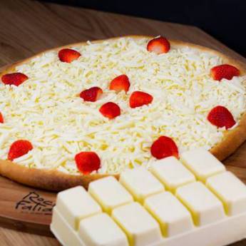 Comprar o produto de Pizza Chocolate Branco com Morango em Pizzas em Mineiros, GO por Solutudo