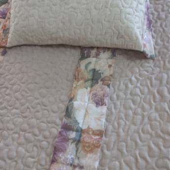 Comprar o produto de 1 Colcha de Solteiro Matelasse Leve em Tons de Bege Roseado e Tiras Florais no Acabamento e no Centro em Roupa de Cama em Viçosa, MG por Solutudo