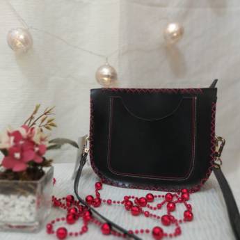 Comprar o produto de Bolsa tiracolo em couro legítimo preto com costura vermelha em Bolsas em Bauru, SP por Solutudo