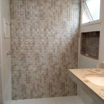 Comprar o produto de Assentamento de pastilhas decorativas em banheiro e outros em Construção em Brasília, DF por Solutudo