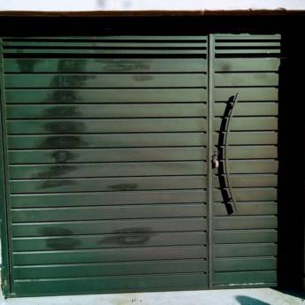 Comprar o produto de Portão Basculante com Social Embutido em Portões em Iperó, SP por Solutudo