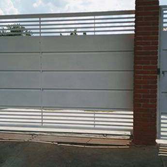 Comprar o produto de Portão Deslizante com Social Separado em Portões em Iperó, SP por Solutudo