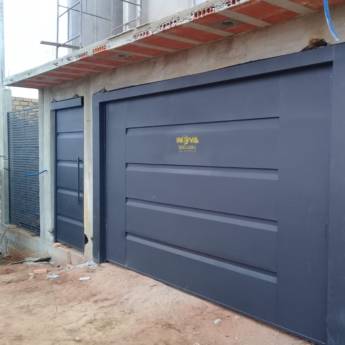 Comprar o produto de Portão Basculante de garagem e portão social em Bauru em Serralheria em Bauru, SP por Solutudo