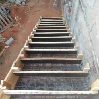 Comprar o produto de Escadas  em Carpintaria - Estruturas e Produtos de Madeira em Alfenas, MG por Solutudo