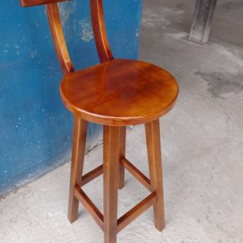 Comprar produto Banqueta alta girafa com encosto em Cadeiras e Mesas pela empresa Mobília Madeira em Botucatu, SP