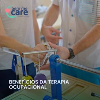 Comprar o produto de O terapeuta ocupacional observa como o paciente realiza as tarefas esperadas na sua idade, como vestir-se ou jogar um jogo e interage com o ambiente para que possa avaliar melhor o cuidado necessário. em Enfermeiros e Cuidadores em Botucatu, SP por Solutudo