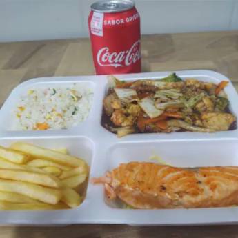 Comprar o produto de Combo 2 - Yakissoba, yakimeshi, salmão, fritas e coca-cola em Combos em Jundiaí, SP por Solutudo