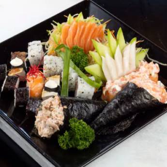 Comprar o produto de Combinado Especial Variado (32 peças) - sashimi, niguiri, uramaki, hossomaki, hot roll, temaki em Combos em Jundiaí, SP por Solutudo