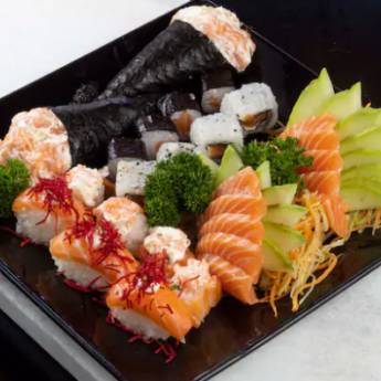 Comprar o produto de Combinado Especial Salmão (32 peças) - sashimi, niguiri, uramaki, hossomaki, jow, hot roll, temaki em Combos em Jundiaí, SP por Solutudo