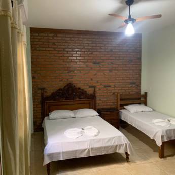 Comprar o produto de Quarto de hotel com duas camas em Pousadas em São Manuel, SP por Solutudo