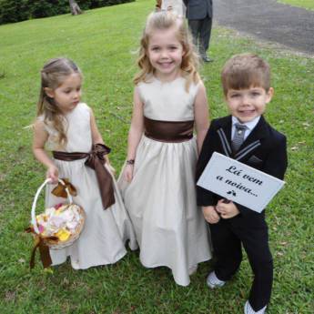 Comprar o produto de Vestido de daminha de honra  em Aluguel de Trajes em Joinville, SC por Solutudo