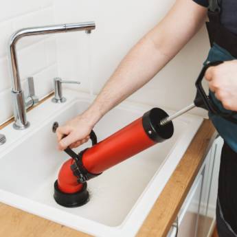 Comprar o produto de Desentupimento de pia  em Desentupidoras em Joinville, SC por Solutudo