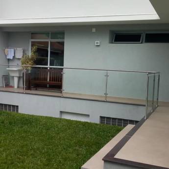 Comprar o produto de Guarda Corpo de Vidro - Segurança e Elegância em Curitiba com a Resinox em Vidraçarias em Curitiba, PR por Solutudo Comprar o produto de Guarda Corpo de Vidro - Segurança e Elegância em Curitiba com a Resinox em Vidraçarias em Curitiba, PR por Solutudo