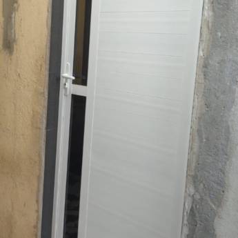 Comprar o produto de Porta de alumínio em Esquadrias em São Paulo, SP por Solutudo