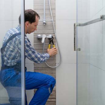 Comprar o produto de Reparo de chuveiro em Reparos em Rio de Janeiro, RJ por Solutudo