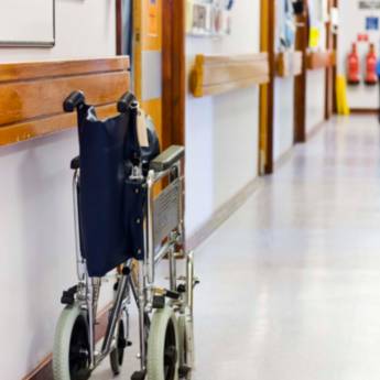 Comprar o produto de Cadeira de rodas dobrável  em Cadeiras de Rodas em São Paulo, SP por Solutudo