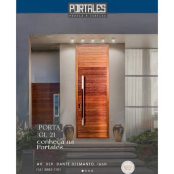 Comprar o produto de Porta GL-21 em Madeira Maciça com Bandeira – Elegância e Robustez no Ninho Verde II Eco Residence em Materiais para Construção em Ninho Verde II Eco Residence, SP por Solutudo